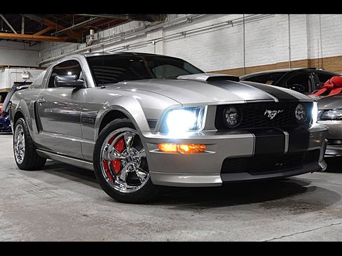 Used 2009 Ford Mustang GT RWD image 2