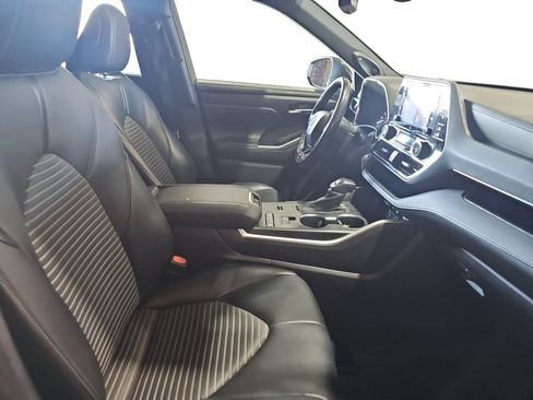 Used 2021 Toyota Highlander XSE FWD image 17