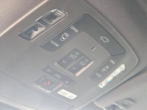 Used 2023 Toyota Sienna Platinum FWD image 21