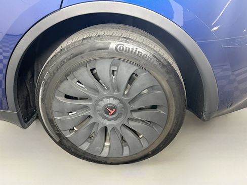 Used 2024 Tesla Model Y Long Range image 11