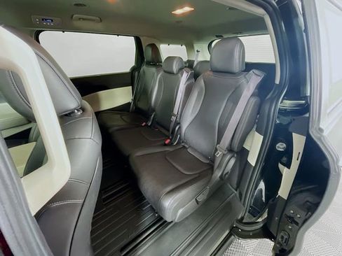 Used 2024 Kia Carnival EX image 25