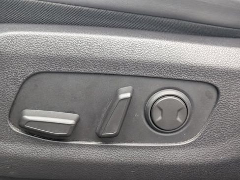 Used 2024 Kia Carnival LX FWD image 17