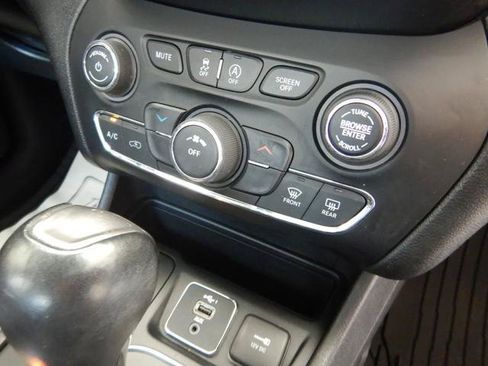 Used 2021 Jeep Cherokee Latitude Lux AWD/4WD image 17