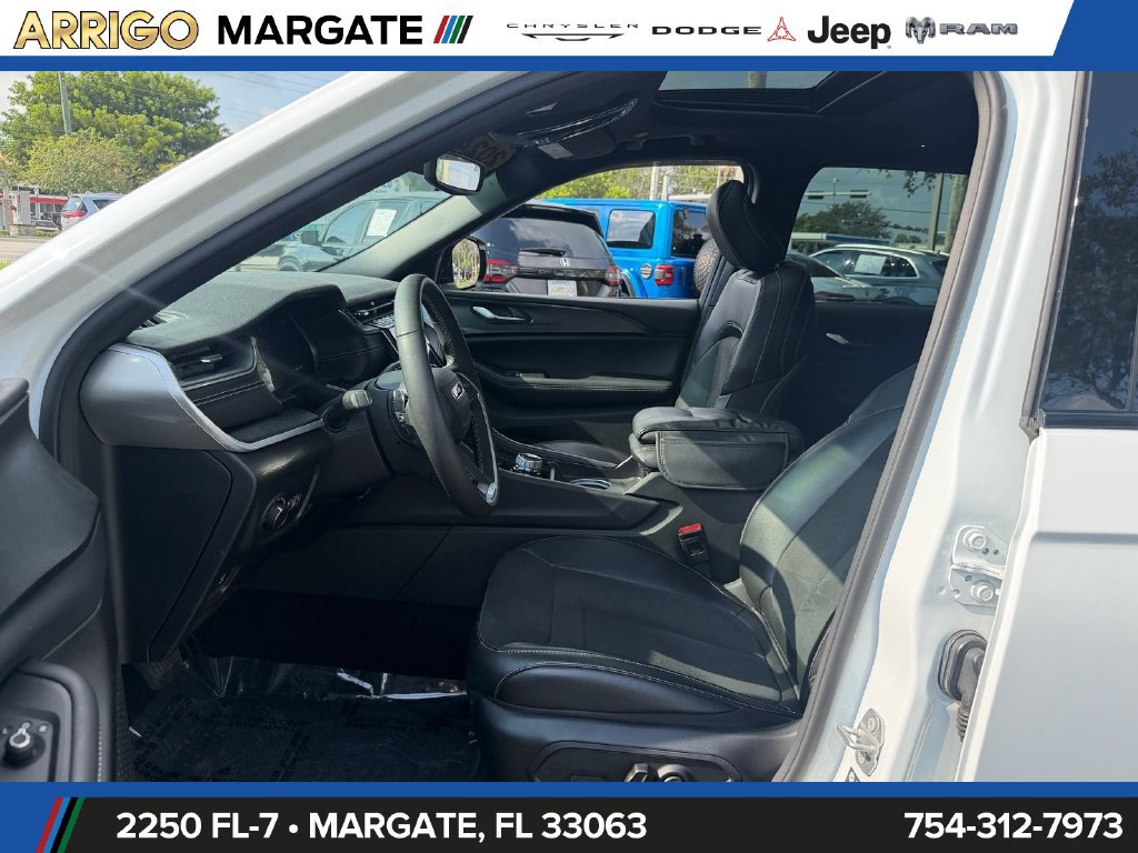 Used 2024 Jeep Grand Cherokee Altitude RWD image 9
