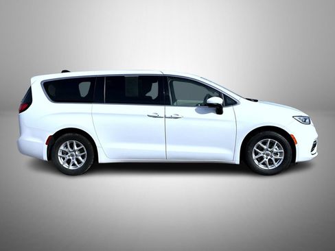 Used 2023 Chrysler Pacifica Touring-L image 4