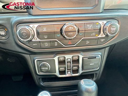 Used 2019 Jeep Wrangler Unlimited Sahara AWD/4WD image 21