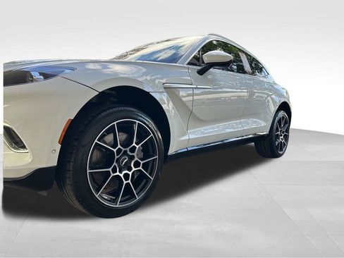 Used 2021 Aston Martin DBX AWD/4WD image 18