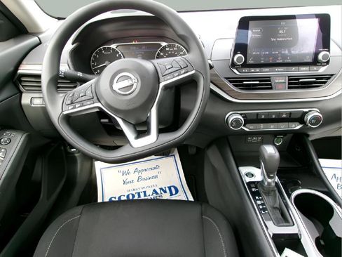 Used 2024 Nissan Altima 2.5 SV FWD image 11