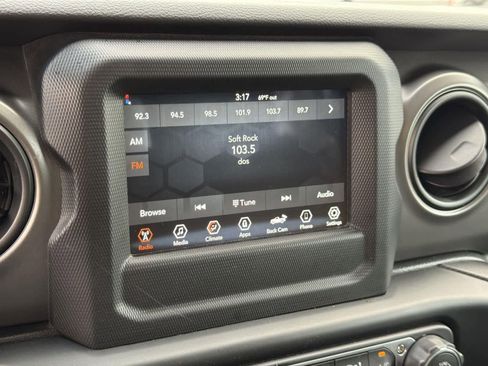 Used 2022 Jeep Gladiator Sport image 18