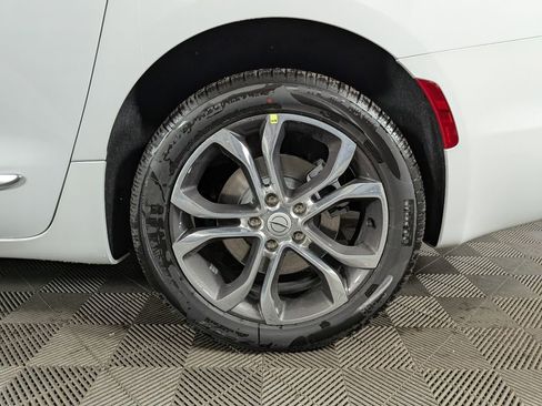 New 2026 Chrysler Pacifica Pinnacle w/ Trailer Tow Group AWD/4WD image 13