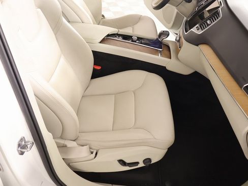 Used 2022 Volvo XC90 T5 Momentum image 14