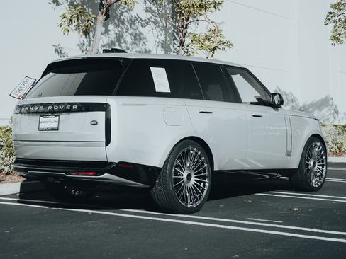 Used 2023 Land Rover Range Rover Autobiography image 4