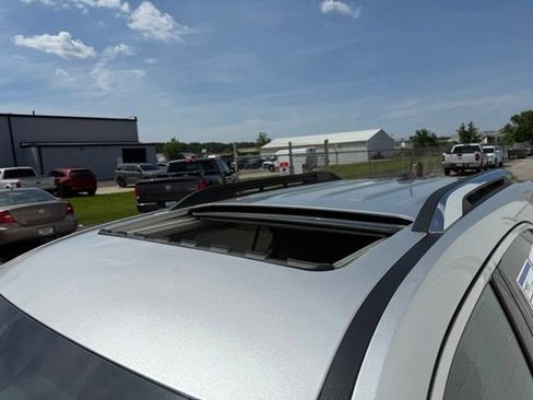 Used 2017 Chevrolet Equinox Premier w/ Enhanced Convenience Package FWD image 11