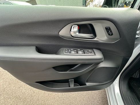 New 2026 Chrysler Pacifica Select AWD/4WD image 19