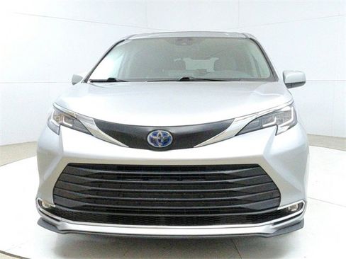 Used 2022 Toyota Sienna XLE image 2