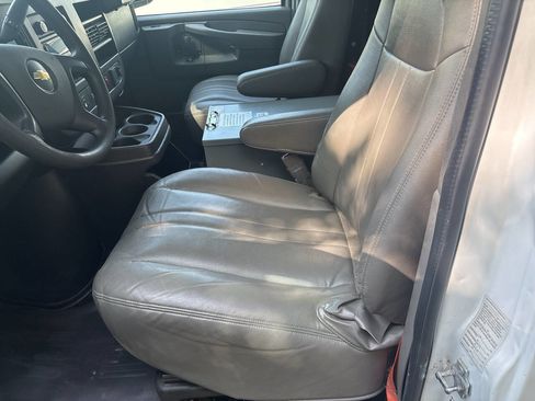 Used 2015 Chevrolet Express 2500 RWD image 14