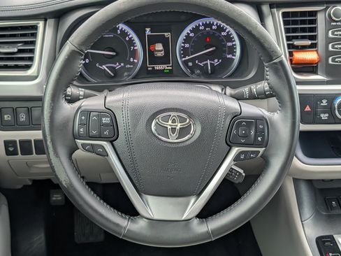 Used 2017 Toyota Highlander XLE FWD image 12