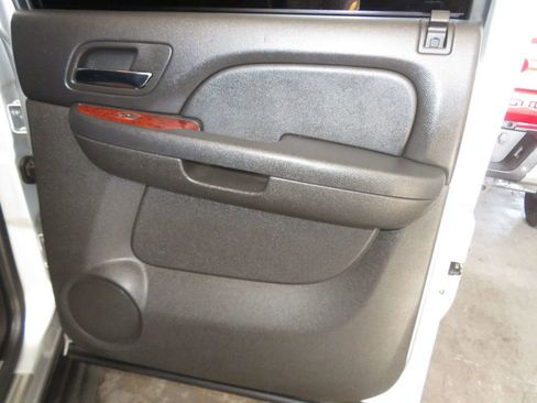 Used 2013 Chevrolet Avalanche LTZ image 28