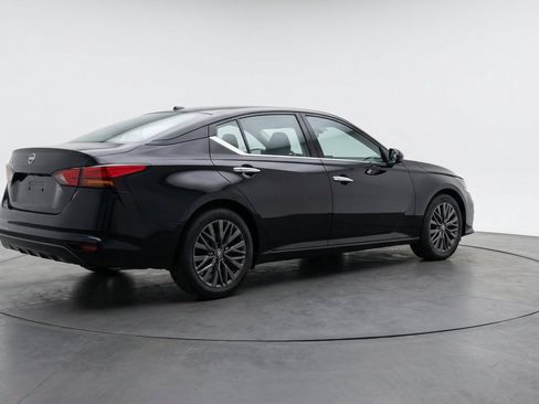 Used 2025 Nissan Altima 2.5 SV FWD image 9