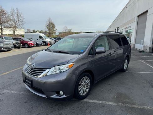 Used 2011 Toyota Sienna XLE image 10