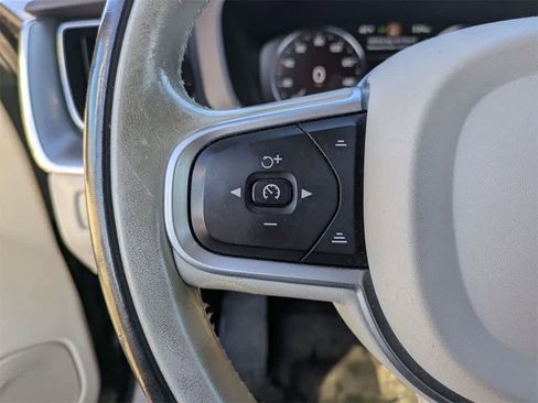 Used 2019 Volvo XC60 T6 Momentum w/ Multimedia Package image 24