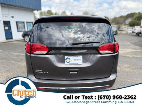 Used 2017 Chrysler Pacifica Touring-L image 7