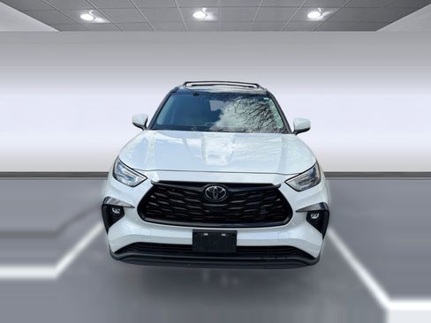 Used 2022 Toyota Highlander XLE image 4