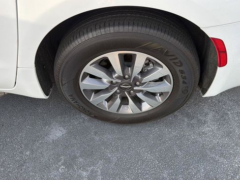 Used 2024 Chrysler Pacifica Limited FWD image 34