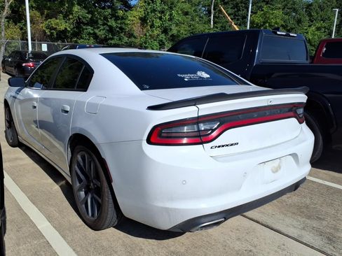 Used 2020 Dodge Charger SXT w/ Blacktop Package RWD image 2