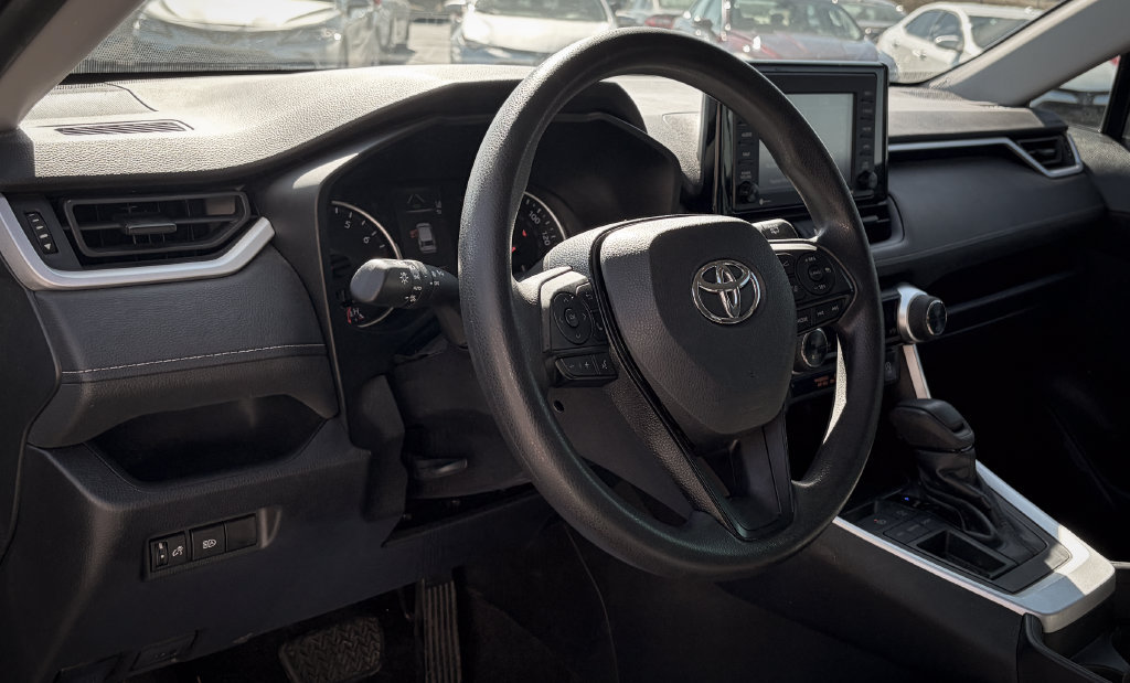 Used 2021 Toyota RAV4 XLE FWD image 2
