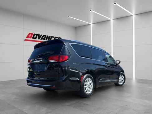Used 2020 Chrysler Pacifica Touring-L FWD image 6