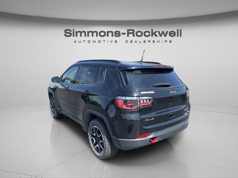 Used 2025 Jeep Compass Trailhawk w/ Trailhawk Convenience Group AWD/4WD image 3