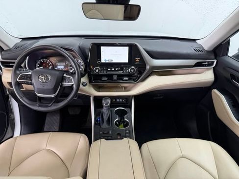 Used 2025 Toyota Highlander XLE AWD/4WD image 39