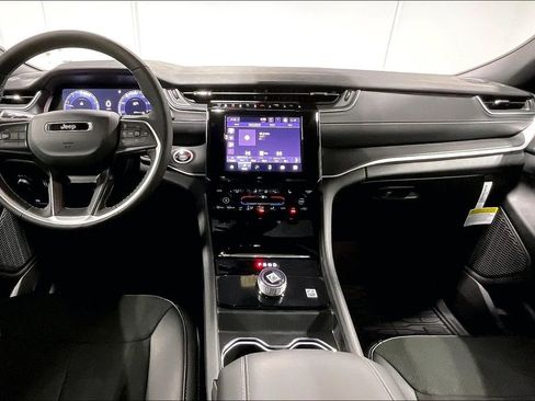 New 2025 Jeep Grand Cherokee Altitude image 9