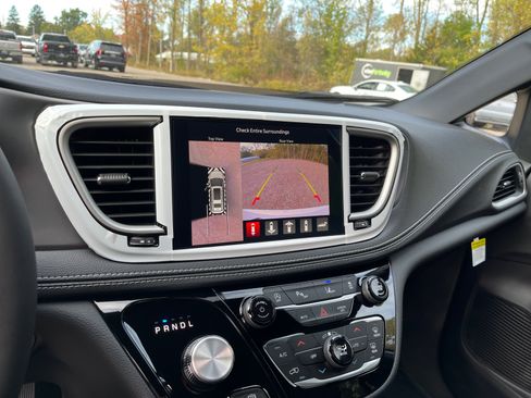 New 2026 Chrysler Pacifica Select image 43