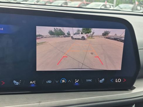 Used 2025 Chevrolet Traverse LT FWD image 17