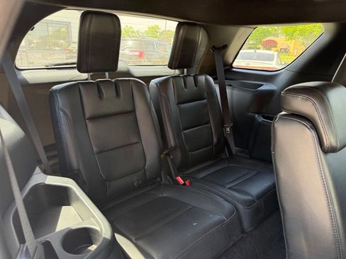 Used 2018 Ford Explorer XLT w/ Equipment Group 202A AWD/4WD image 11