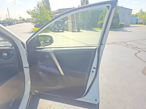 Used 2018 Toyota RAV4 LE w/ All Weather Liner Package FWD image 31