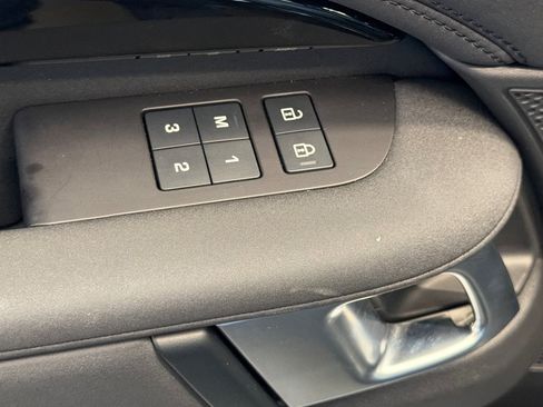 Used 2025 Land Rover Discovery S AWD/4WD image 18