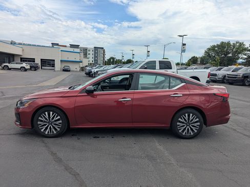 Used 2025 Nissan Altima 2.5 SV FWD image 8