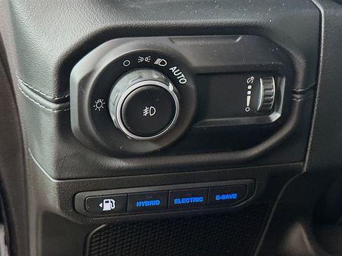 Used 2024 Jeep Wrangler Sahara w/ Safety Group image 17