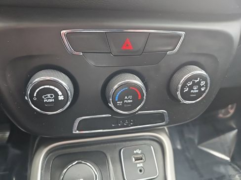 Used 2018 Jeep Compass Latitude AWD/4WD image 18