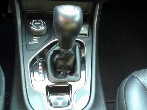 Used 2020 Jeep Cherokee Limited AWD/4WD image 30