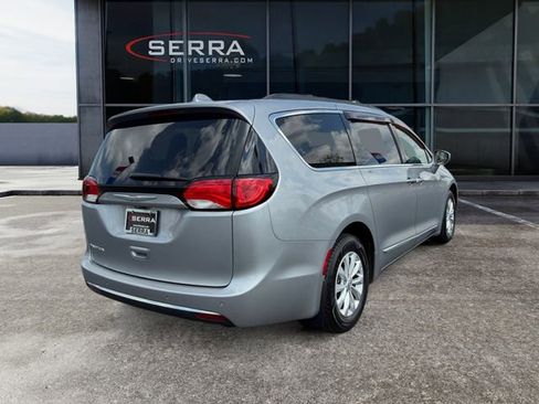Used 2017 Chrysler Pacifica Touring-L FWD image 4
