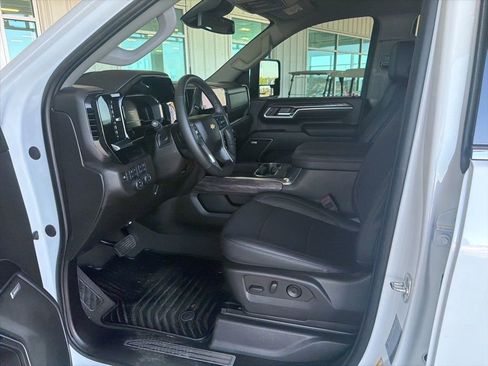 Used 2025 Chevrolet Silverado 2500 LTZ w/ LTZ Convenience Package image 2