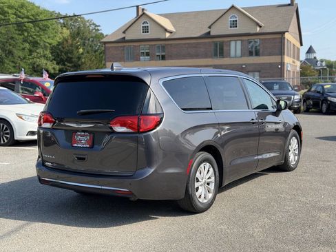 Used 2018 Chrysler Pacifica Touring Plus FWD image 4