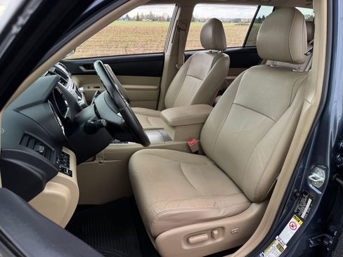 Used 2012 Toyota Highlander SE w/ Tow Pkg image 9