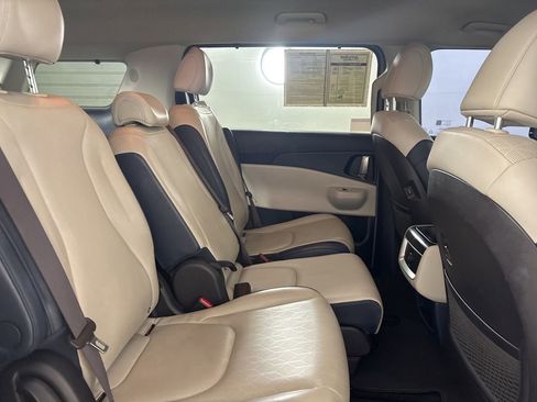 Used 2025 Kia Carnival EX FWD image 22