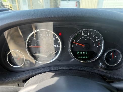 Used 2017 Jeep Wrangler Unlimited Sahara w/ Connectivity Group AWD/4WD image 13