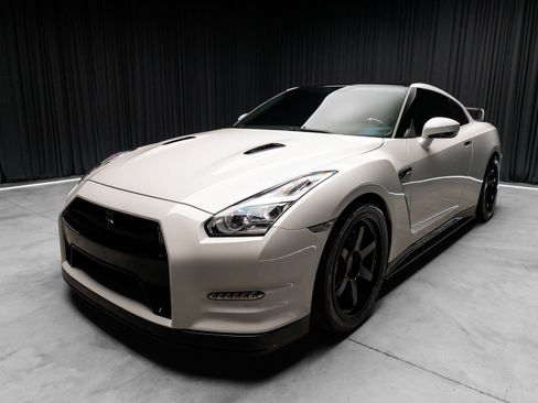 Used 2015 Nissan GT-R Premium AWD/4WD image 10